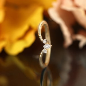 Marquise-slipad böjd vigselring, matchande ring i gult guld, stapelring med chevron, diamantring i moissanit, jubileumsring med tre stenar bild 5