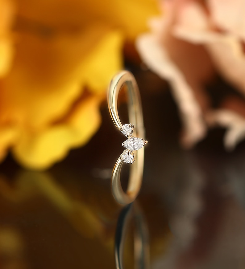 Marquise-slipad böjd vigselring, matchande ring i gult guld, stapelring med chevron, diamantring i moissanit, jubileumsring med tre stenar bild 5