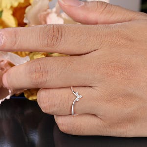 Marquise-slipad böjd vigselring, matchande ring i gult guld, stapelring med chevron, diamantring i moissanit, jubileumsring med tre stenar bild 10