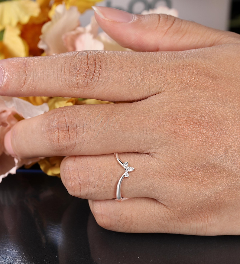 Marquise-slipad böjd vigselring, matchande ring i gult guld, stapelring med chevron, diamantring i moissanit, jubileumsring med tre stenar bild 10