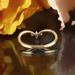Marquise-slipad böjd vigselring, matchande ring i gult guld, stapelring med chevron, diamantring i moissanit, jubileumsring med tre stenar bild 4