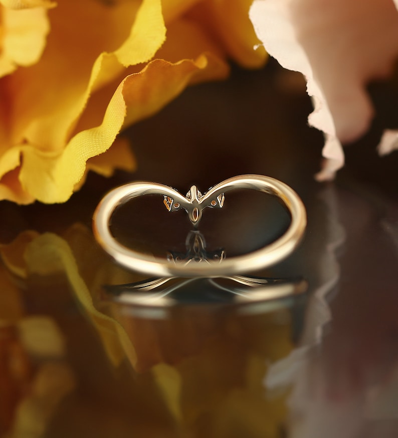 Marquise-slipad böjd vigselring, matchande ring i gult guld, stapelring med chevron, diamantring i moissanit, jubileumsring med tre stenar bild 4