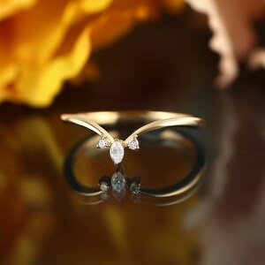 Marquise-slipad böjd vigselring, matchande ring i gult guld, stapelring med chevron, diamantring i moissanit, jubileumsring med tre stenar bild 3