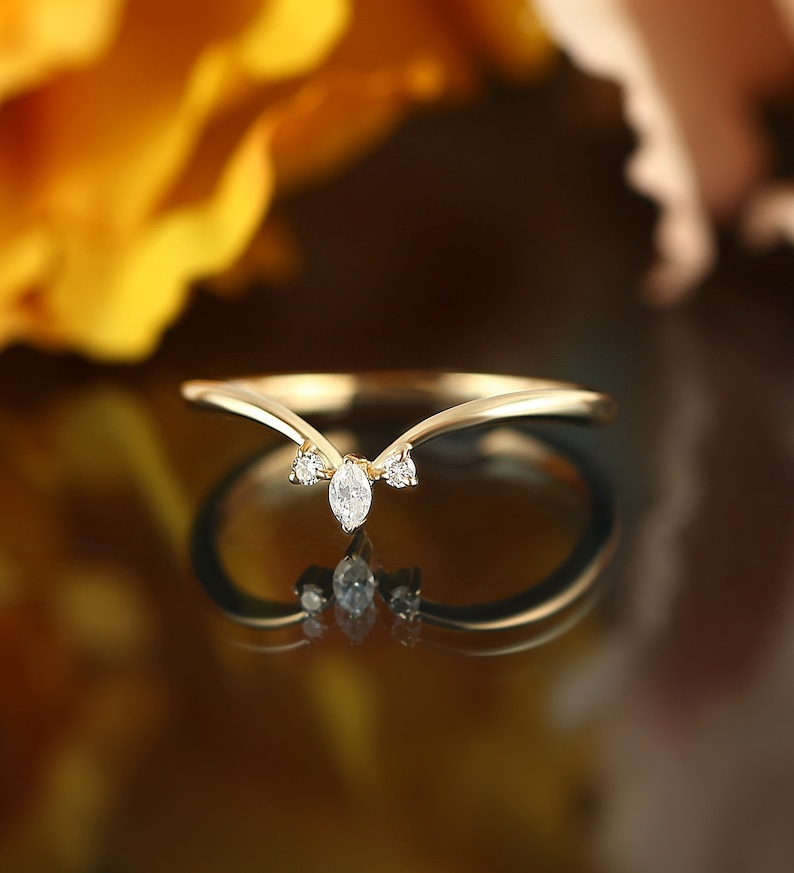 Marquise-slipad böjd vigselring, matchande ring i gult guld, stapelring med chevron, diamantring i moissanit, jubileumsring med tre stenar bild 3