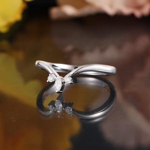 Marquise-slipad böjd vigselring, matchande ring i gult guld, stapelring med chevron, diamantring i moissanit, jubileumsring med tre stenar bild 7