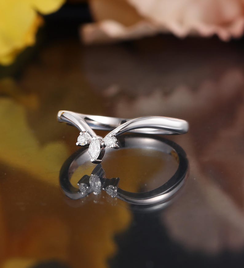 Marquise-slipad böjd vigselring, matchande ring i gult guld, stapelring med chevron, diamantring i moissanit, jubileumsring med tre stenar bild 7