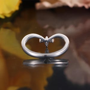 Marquise-slipad böjd vigselring, matchande ring i gult guld, stapelring med chevron, diamantring i moissanit, jubileumsring med tre stenar bild 8