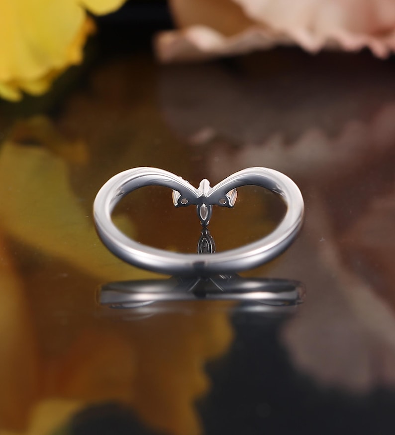 Marquise-slipad böjd vigselring, matchande ring i gult guld, stapelring med chevron, diamantring i moissanit, jubileumsring med tre stenar bild 8