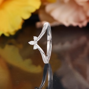 Marquise-slipad böjd vigselring, matchande ring i gult guld, stapelring med chevron, diamantring i moissanit, jubileumsring med tre stenar bild 9