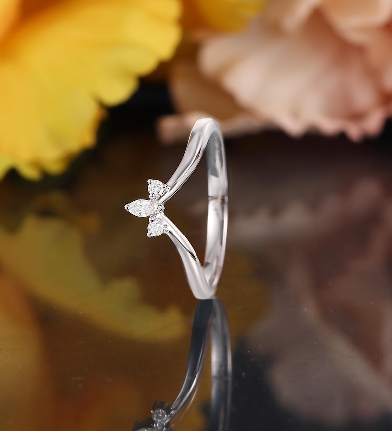 Marquise-slipad böjd vigselring, matchande ring i gult guld, stapelring med chevron, diamantring i moissanit, jubileumsring med tre stenar bild 9