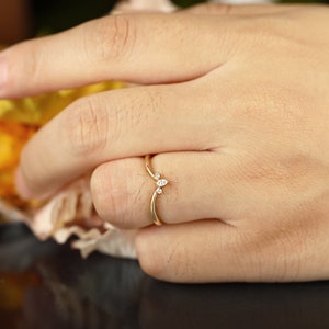 Marquise-slipad böjd vigselring, matchande ring i gult guld, stapelring med chevron, diamantring i moissanit, jubileumsring med tre stenar bild 6