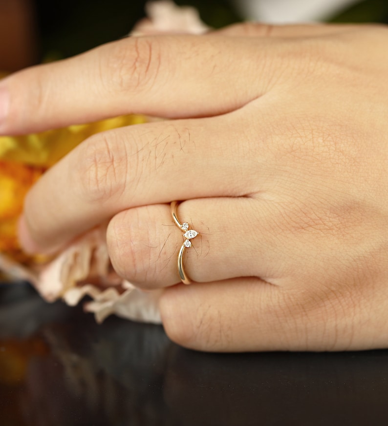 Marquise-slipad böjd vigselring, matchande ring i gult guld, stapelring med chevron, diamantring i moissanit, jubileumsring med tre stenar bild 6