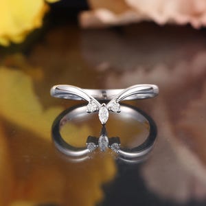 Marquise-slipad böjd vigselring, matchande ring i gult guld, stapelring med chevron, diamantring i moissanit, jubileumsring med tre stenar bild 2