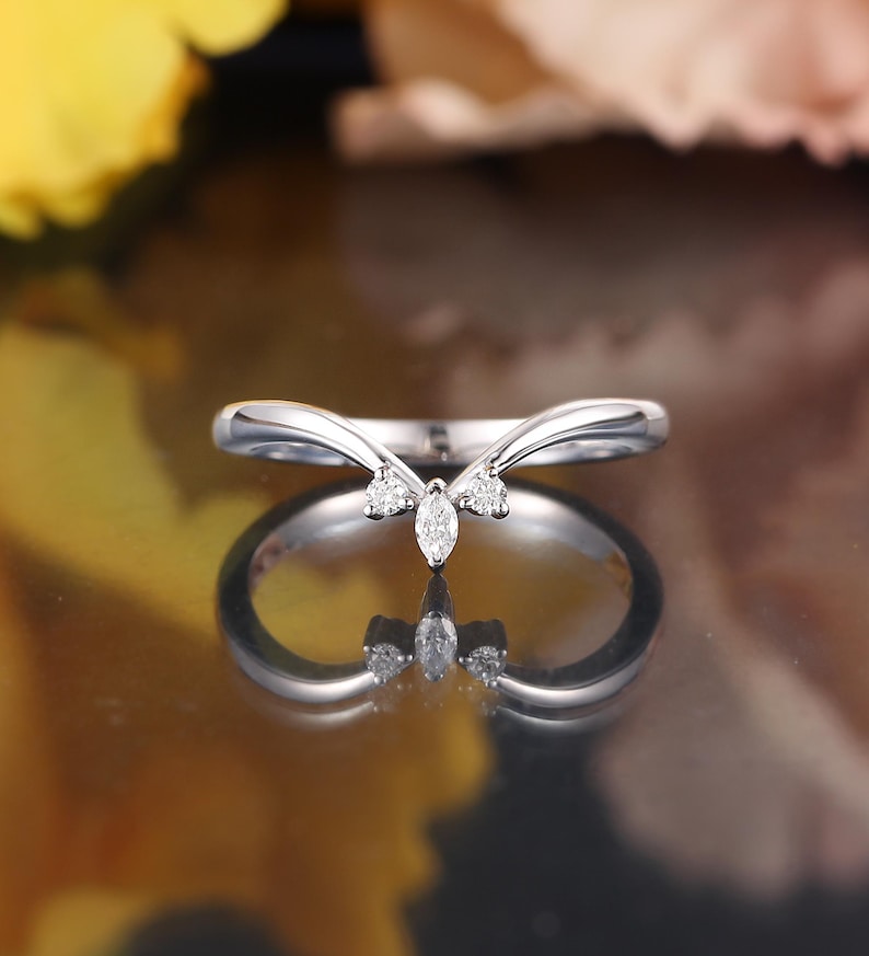 Marquise-slipad böjd vigselring, matchande ring i gult guld, stapelring med chevron, diamantring i moissanit, jubileumsring med tre stenar bild 2