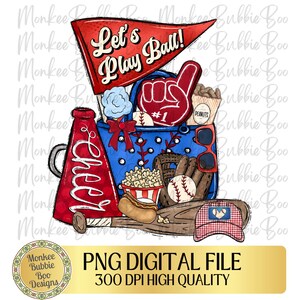 Puede incluir: Una bolsa de lona azul y blanca llena de artículos con temática de béisbol, que incluyen una gorra de béisbol roja y blanca, un megáfono rojo y blanco, un dedo de espuma rojo y blanco, un guante de béisbol, una pelota de béisbol, palomitas de maíz, un hot dog y cacahuetes. La bolsa de lona tiene un lazo rojo y el texto "Let's Play Ball!" en una pancarta roja y blanca.