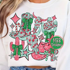Puede incluir: Sudadera blanca con un dise&ntilde;o festivo de tem&aacute;tica occidental. El gr&aacute;fico incluye una bota de vaquero, una calavera de toro, un cactus y un sombrero de vaquero, todos adornados con un estampado floral rojo y verde. Los lazos verdes y los bastones de caramelo se suman al tema navide&ntilde;o.