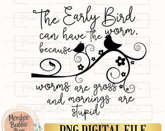 Op de afbeelding: Zwart-witte digitale download van een grafisch ontwerp met een grillige illustratie van twee vogels die op een tak zitten met bloemen en bladeren. De tekst luidt "The Early Bird can have the worm, because worms are gross and mornings are stupid."