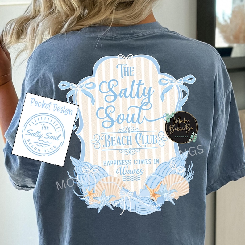 Puede incluir: Camiseta azul con un dise&ntilde;o de tem&aacute;tica playera. La parte trasera presenta un gr&aacute;fico grande con el texto "The Salty Soul Beach Club" e ilustraciones de conchas marinas. Un dise&ntilde;o de bolsillo m&aacute;s peque&ntilde;o con el mismo texto est&aacute; en la parte delantera.