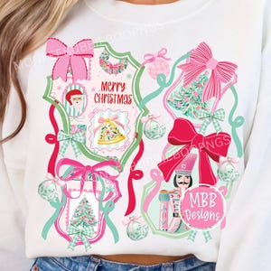 K&ouml;nnte beinhalten: Wei&szlig;es Sweatshirt mit festlichem Weihnachtsdesign. Das Design zeigt rosa Schleifen, Ornamente und einen Nussknacker. Die Worte "Merry Christmas" sind ebenfalls enthalten. Das Design ist mit gr&uuml;nen und rosa R&auml;ndern umrahmt.