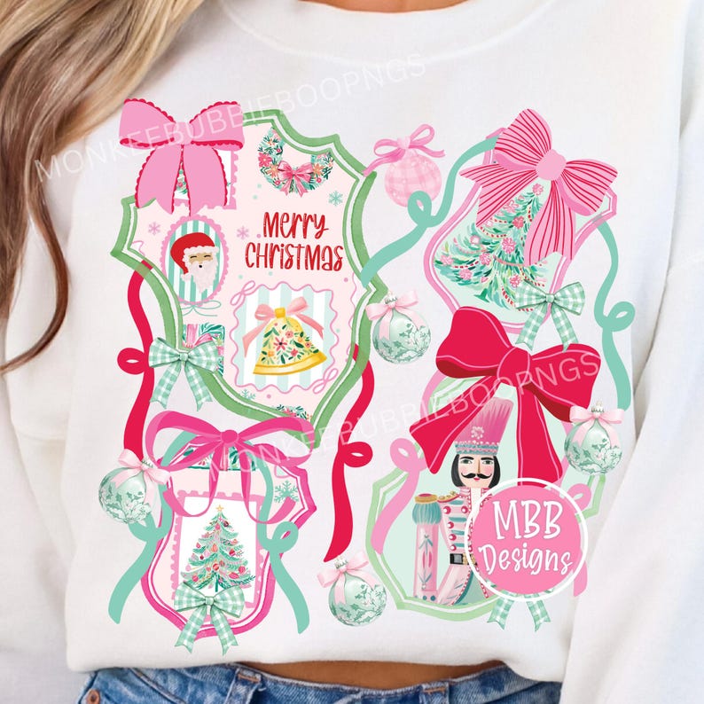 K&ouml;nnte beinhalten: Wei&szlig;es Sweatshirt mit festlichem Weihnachtsdesign. Das Design zeigt rosa Schleifen, Ornamente und einen Nussknacker. Die Worte "Merry Christmas" sind ebenfalls enthalten. Das Design ist mit gr&uuml;nen und rosa R&auml;ndern umrahmt.