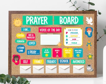Może przedstawiać: Kolorowa tablica do modlitwy z korkowym tłem. Tablica ma tytuł "PRAYER BOARD". Jest na niej kilka kolorowych kart z frazami takimi jak "I AM...", "I PRAY...", "VERSE OF THE DAY" i "HOW TO PRAY".