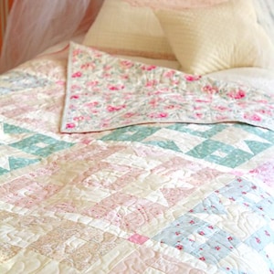 Tela de algodón rosa con estampado floral "Hillside Tulips" de Romantica by Art Gallery Fabrics, cortada a medida. imagen 7