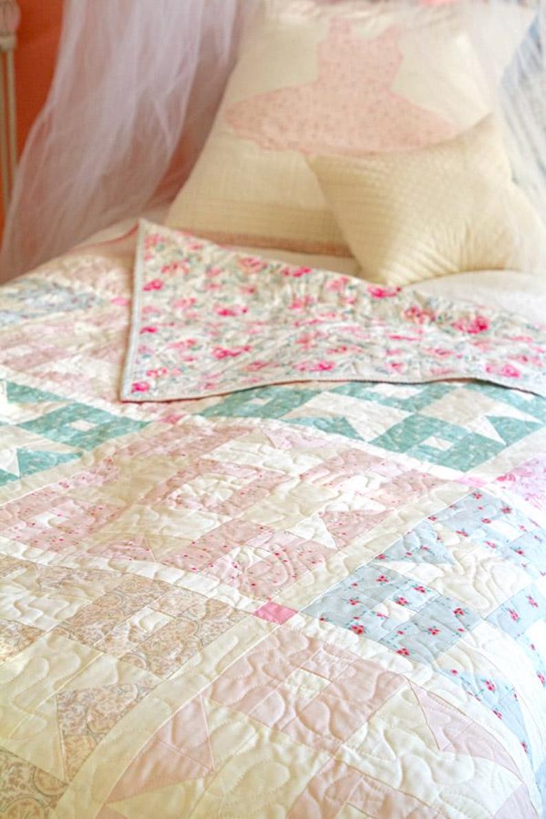 Tela de algodón rosa con estampado floral "Hillside Tulips" de Romantica by Art Gallery Fabrics, cortada a medida. imagen 7