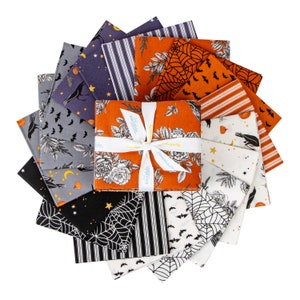 Peut inclure: Un ensemble de 12 carrés de tissu sur le thème d'Halloween. Les tissus comprennent des rayures noires et blanches, des toiles d'araignées noires et blanches, des chauves-souris et un motif floral avec des accents orange et noirs. Les tissus sont disposés en cercle autour d'une boîte attachée d'un ruban blanc.