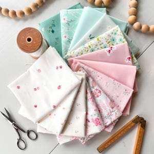 Lot de 4 gros morceaux fraises et vert menthe, rose et aqua par Art Gallery Fabrics, lot de tissu à courtepointe en coton par demi-mètre, tissu floral