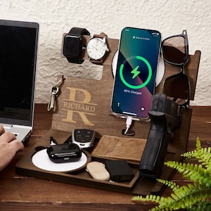 パーソナライズされた木製ドッキングステーション電話ホルダーワイヤレス充電ドッキングステーションお父さんへのギフトカスタム男性へのギフト夫へのギフト記念日のギフト