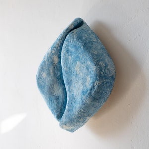 Lampada da parete organica e sinuosa con texture blu acqua, ideale per design senza tempo e decori contemporanei, realizzata in cartapesta / lampada Serica
