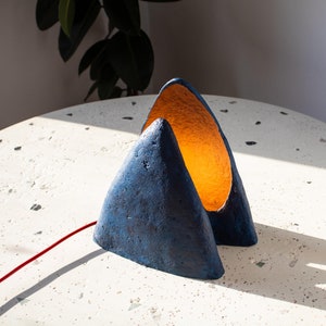 Lampada da tavolo blu navy/bordeaux, colori personalizzati, forma piramidale triangolare per tavolini laterali camera da letto, realizzata a mano in cartapesta / Lampada Piska
