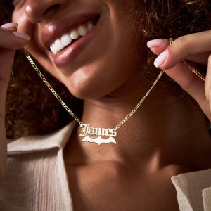 14k gouden vleermuisnaamketting, gotische naamketting, oudengels lettertype naamketting met vleermuis, vleermuisliefhebber geschenken, vleermuislogo naamketting voor haar