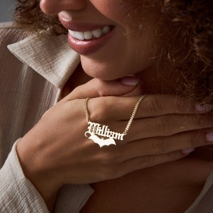 Aangepaste vleermuisnaamketting, oudengels lettertype naamketting, gotisch lettertype vleermuisnaamhanger, gotische letterketting, cadeau voor vleermuisliefhebber