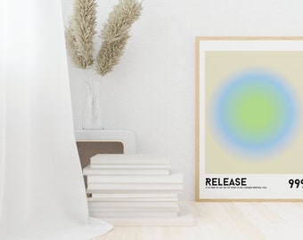 Puede incluir: Un póster enmarcado con un círculo degradado de color azul claro, verde y amarillo en el centro. El póster tiene el texto "RELEASE" y "999" en la parte inferior. El póster está colgado en una pared blanca.