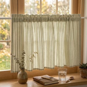Könnte beinhalten: Ein Scheibengardinen-Vorhang mit vertikalem Streifenmuster in Salbeigrün und Off-White. Der Stoff ist an einer weißen Stange gerafft, wodurch weiche Falten entstehen. Der Vorhang hängt vor einem Fenster und dient als lichtdurchlässiger Sichtschutz.