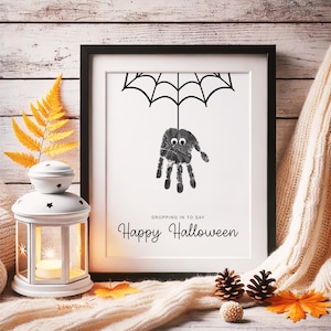 Pode incluir: Um cartaz de Halloween imprimível em preto e branco com uma aranha pendurada em uma teia. O cartaz diz "Dropping in to say Happy Halloween".