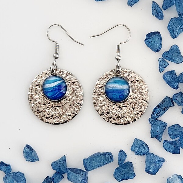 Boucles d'oreilles pendantes rondes avec texture martelée et breloque pour verser de la peinture bleue, cadeau fait main pour elle, ensemble de bijoux tendance pour femme