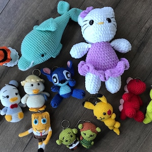 Boîte mystère au crochet de 13 pièces de jouets faits main avec personnages/ porte-clés/ un cadeau pour la maison de grand-mère/ ensemble de jouets maison de théâtre/ cadeaux surprise pour enfants