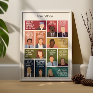 Può includere: Una stampa incorniciata con citazioni e illustrazioni dei personaggi della serie TV "The Office". La stampa con bordi bianchi mostra il titolo dello show. Le citazioni sono in fumetti.