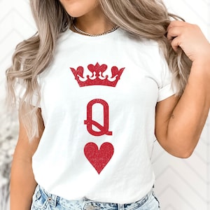 Camicia Regina di Cuori, Camicia Femminista Regalo per Lei, Maglietta Classica con Carte da Gioco, Camicia Regina, Camicia Vintage Alice nel Paese delle Meraviglie, Regalo per Moglie
