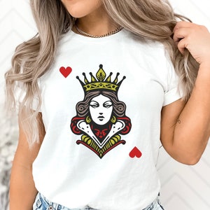 Camisa Reina de Corazones, camiseta de naipes, moda real, diseño único, juego de cartas, ropa elegante, encanto real, amantes de la moda, jugador de cartas