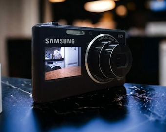Samsung DP150F Smart-Kamera - 16.2MP, Dual View, Wi-Fi-Konnektivität, kompakt und vielseitig, ideal für den Austausch in sozialen Medien, ausgezeichneter Zustand