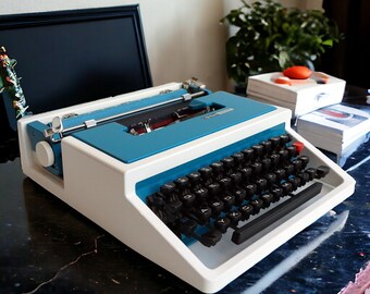 Underwood Brillant Special T typewriter, white and blue typewriter, Olivetti typewriter, working typewriter, vintage and manual typewriter.