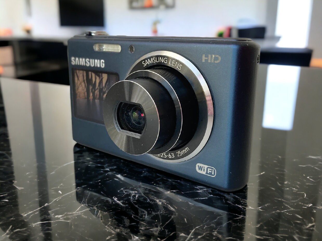 Samsung DV150F Smart Camera 16.2MP, Dual View, Wifi Connectivity