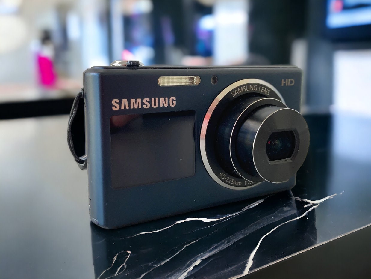 Samsung DV150F Smart Camera 16.2MP, Dual View, Wifi Connectivity