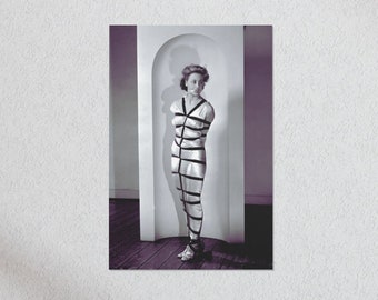 Klassisches 1940er Jahre Shibari Bondage Model Premium 20 "x 30" Matte Poster, Kinky Poster, 1949, Monochrom, Schwarz und Weiß, weiblicher unterwürfiger Kink