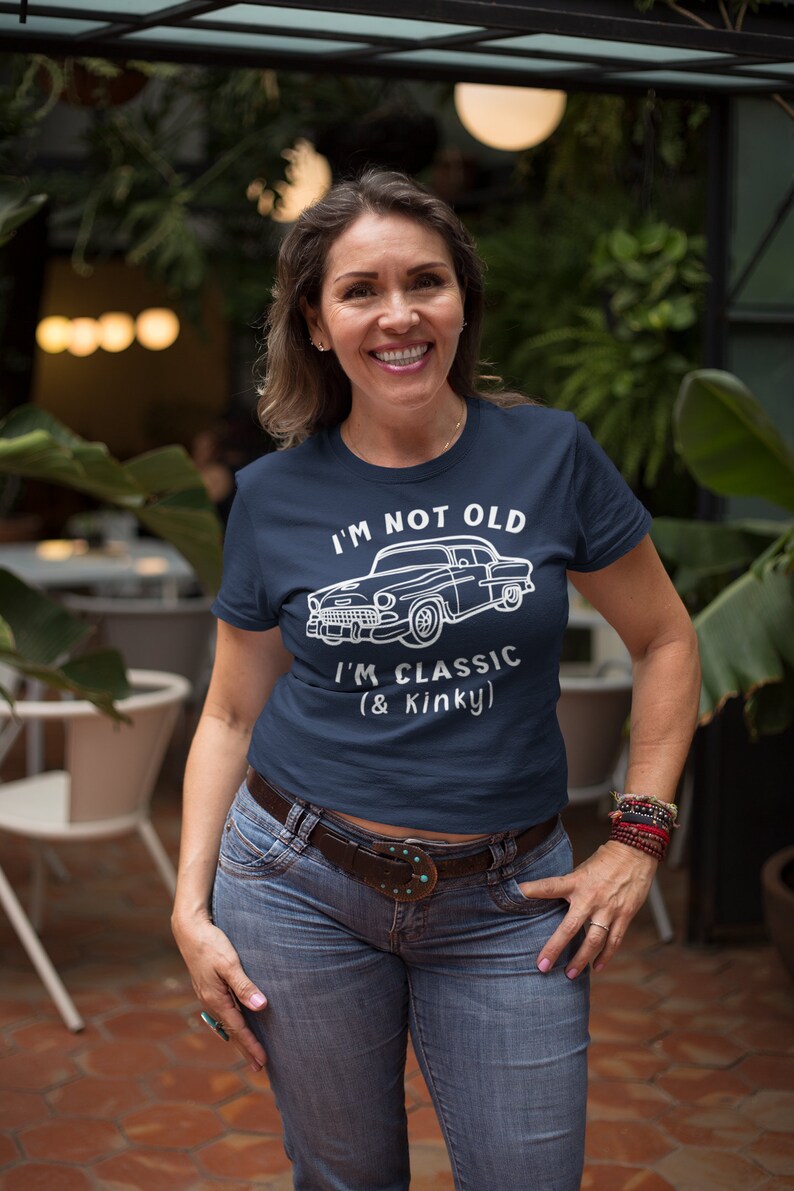 I'm Not Old I'm Classic and Kinky T-Shirt, lustiges Kinky Shirt, BDSM Auto Shirt, Gag Geschenk, Classic Kinky Geschenk, Daddy Mommy Dom, UNISEX, 4 Farben Bild 2