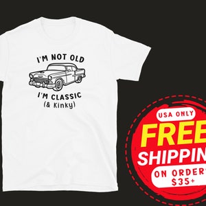 K&ouml;nnte beinhalten: Wei&szlig;es T-Shirt mit einer Schwarzwei&szlig;illustration eines Oldtimers und dem Text "Ich bin nicht alt, ich bin klassisch (& Kinky)".