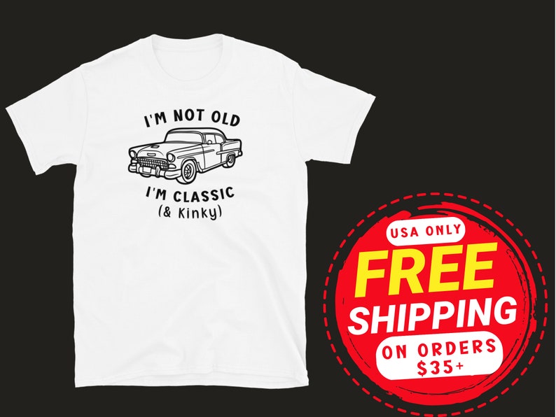 K&ouml;nnte beinhalten: Wei&szlig;es T-Shirt mit einer Schwarzwei&szlig;illustration eines Oldtimers und dem Text "Ich bin nicht alt, ich bin klassisch (& Kinky)".